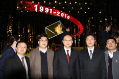 國家質(zhì)檢總局副局長支樹平（右三）在中央電視臺演播大廳2010年“3.15晚會”直播現(xiàn)場與中國質(zhì)量檢驗協(xié)會會員工作部主任楊曉東（右二）、防偽中心主任王成村（右一）、會員工作部副主任劉輝（左二）、會員工作部副主任王劍（左一）等協(xié)會工作人員代表合影留念