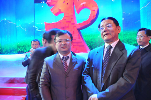 國(guó)家質(zhì)檢總局副局長(zhǎng)劉平均在中央電視臺(tái)演播大廳 2012年3.15晚會(huì)直播現(xiàn)場(chǎng)與中國(guó)質(zhì)量檢驗(yàn)協(xié)會(huì)企業(yè)工作部副主任王劍合影留念。